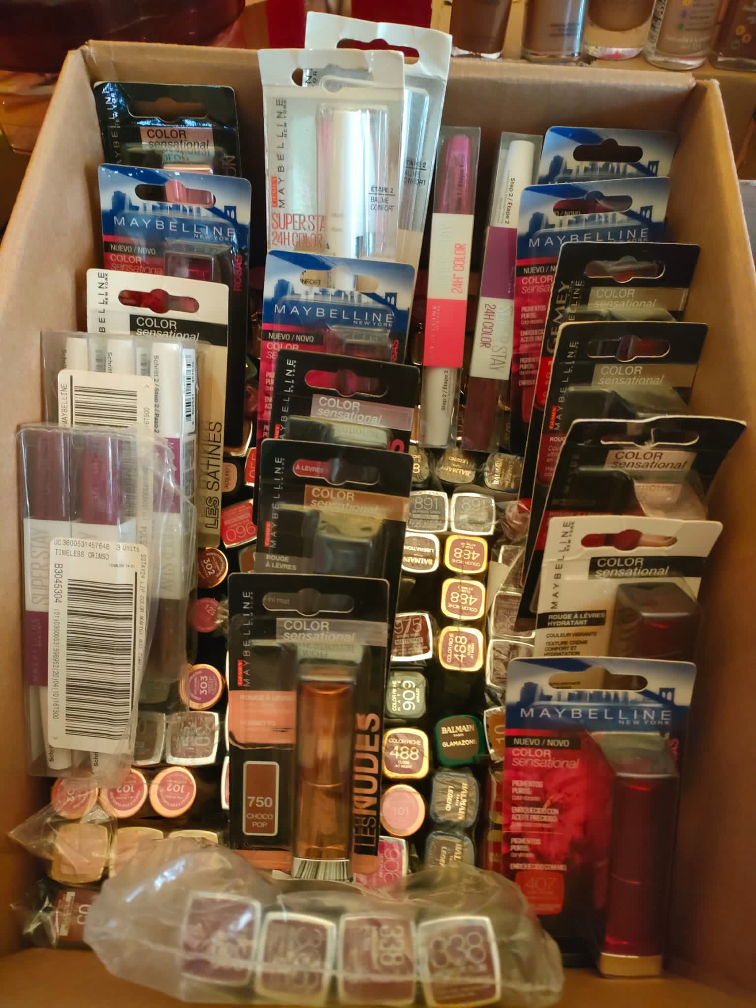 Lot de 500 cosmétiques de maquillage de marques