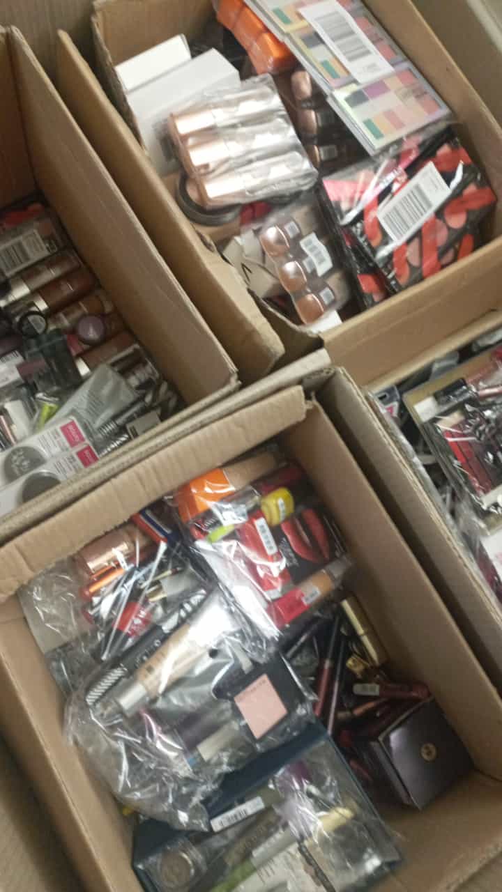 Lot de 500 cosmétiques de maquillage de marques