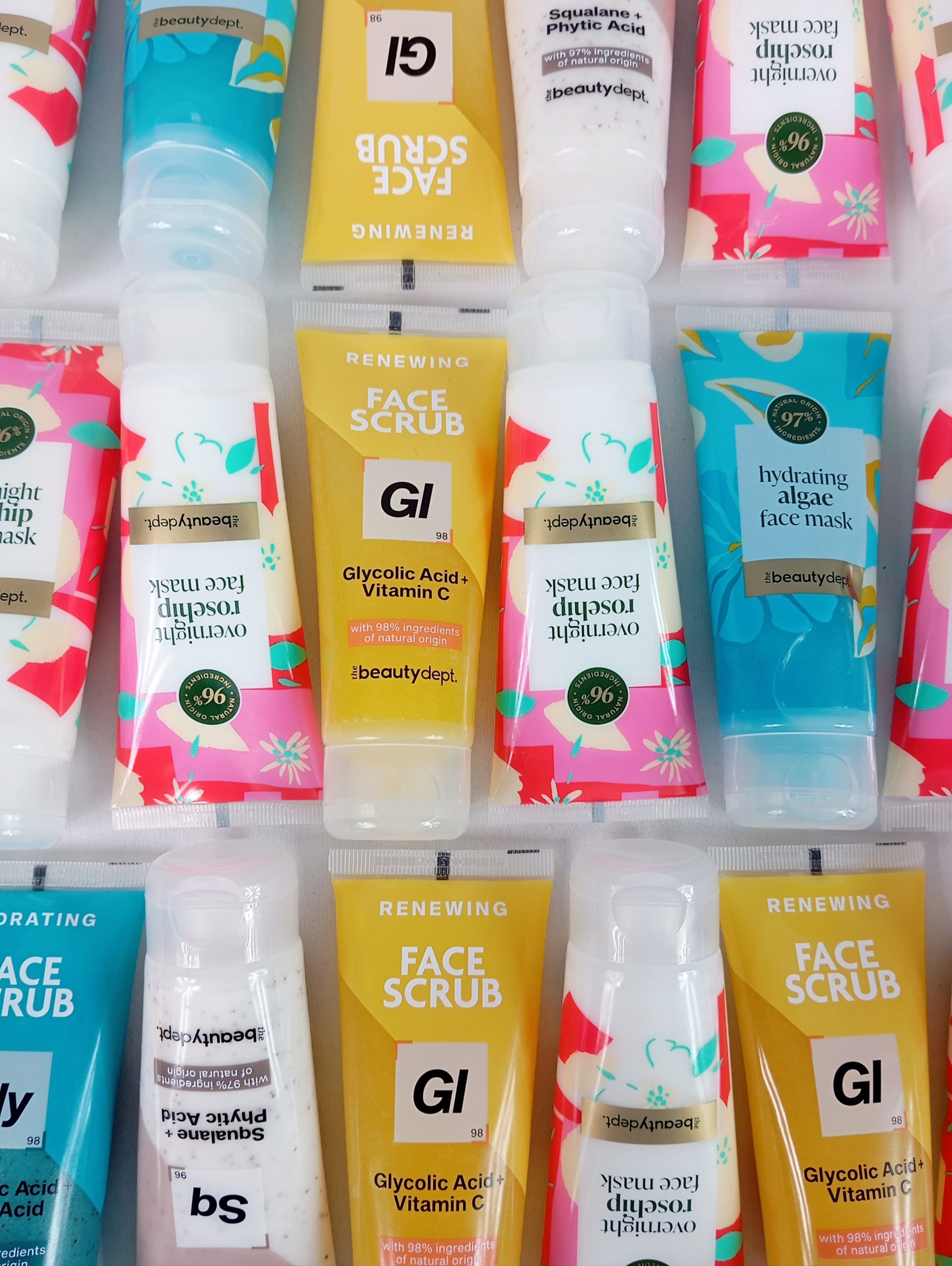 Lot de 30 Flacons / Tubes pour visage gommage et hydratent 98 % naturel 75 ml ( 0.50 cts / pcs )